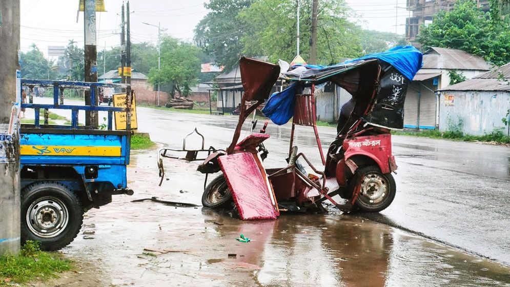 ইজিবাইকে ট্রাকের ধাক্কা, প্রাণ গেল ৩ জনের