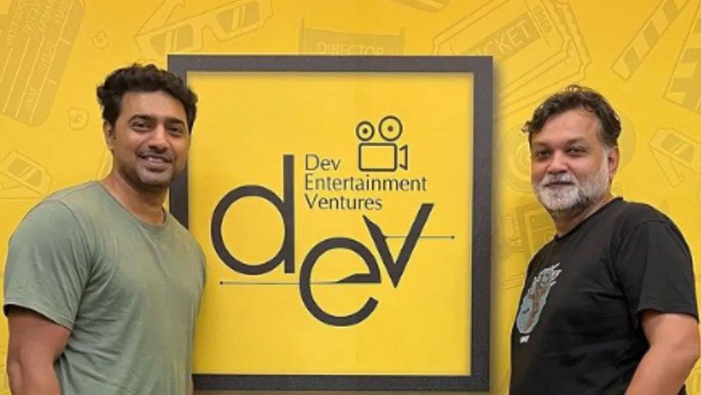কাউন্টারে বসে ছবির টিকিট বিক্রি করলেন দেব-সৃজিত
