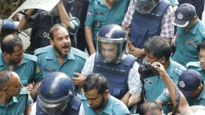 সাবের হোসেন চৌধুরীর ওপর ডিম নিক্ষেপ