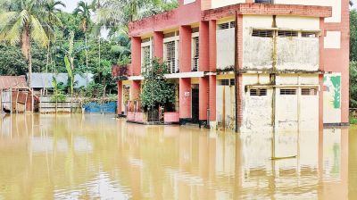 পানি কিছুটা কমলেও বেড়েছে দুর্ভোগ