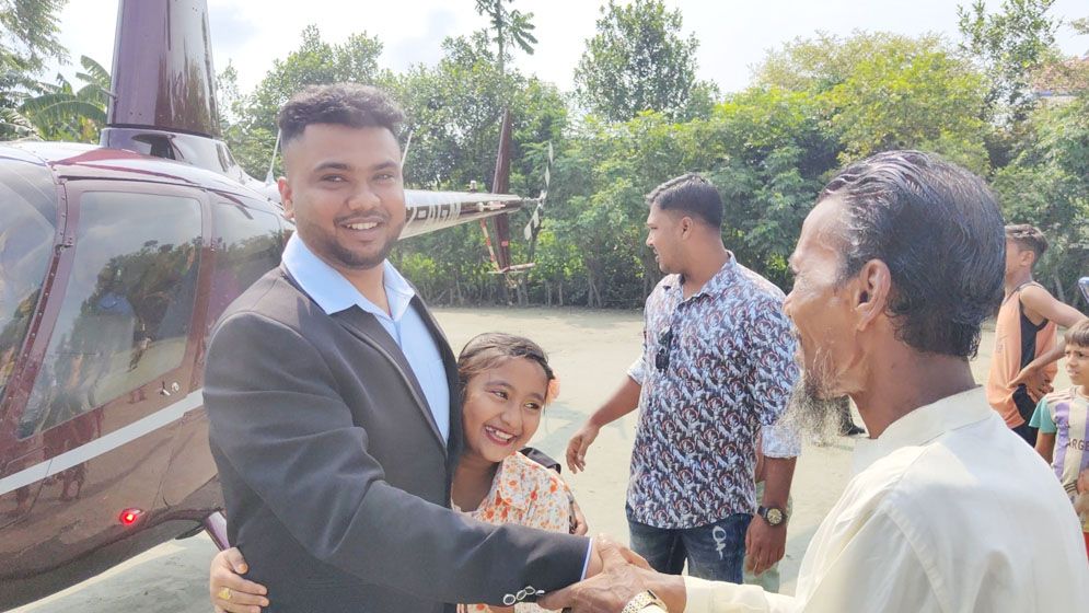 ছেলেকে হেলিকপ্টারে বাড়িতে এনে শখ পূরণ করলেন বাবা