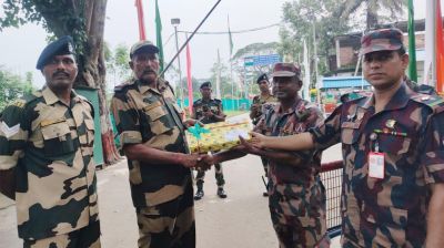 দুর্গাপূজা উপলক্ষে বিএসএফকে বিজিবির মিষ্টি উপহার