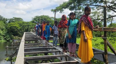 রাঙ্গাবালীতে সেতু নির্মাণকাজে ধীরগতি, ঝুঁকি নিয়ে সাঁকো পারাপার