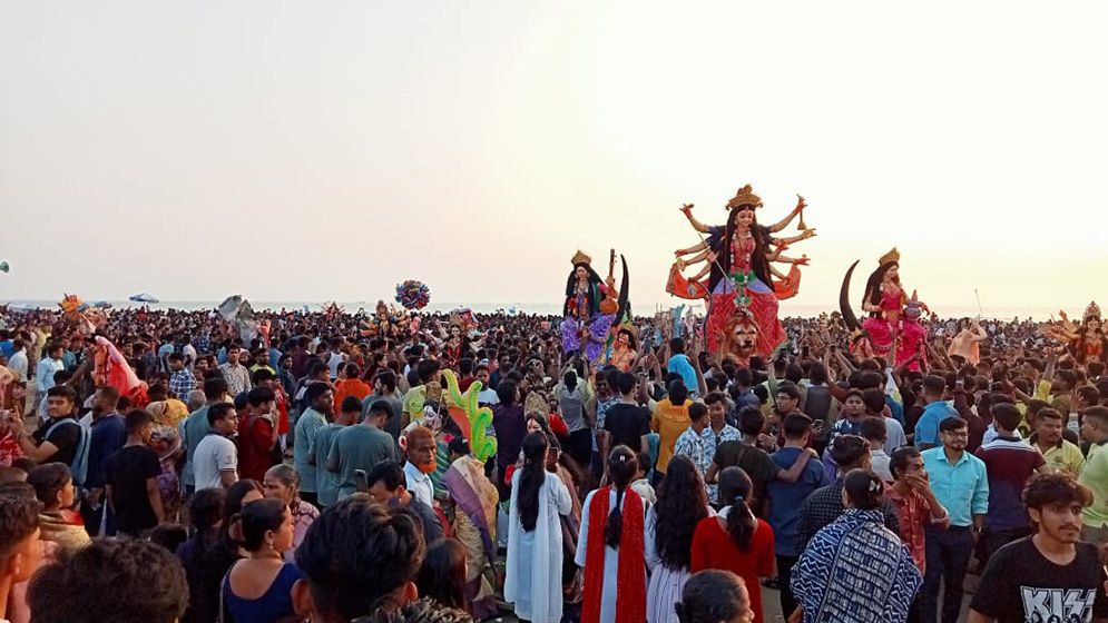 কক্সবাজার সৈকতে প্রতিমা বিসর্জনে লাখো মানুষের ঢল