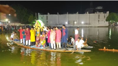 বিজয়া দশমীতে প্রতিমা বিসর্জন, বিভিন্ন মণ্ডপে সিঁদুর খেলা