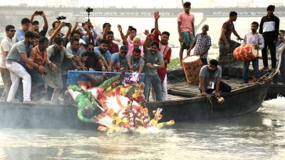 প্রতিমা বিসর্জন ও শোভাযাত্রায় শেষ দুর্গাপূজা