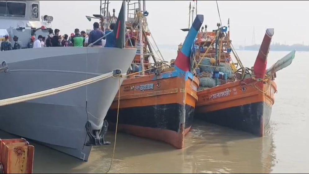 অবৈধ অনুপ্রবেশ করে ইলিশ শিকার, ৩১ জেলেসহ ভারতীয় ২টি বোট আটক