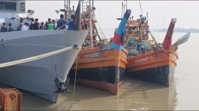 অবৈধ অনুপ্রবেশ করে ইলিশ শিকার, ৩১ জেলেসহ ভারতীয় ২টি বোট আটক