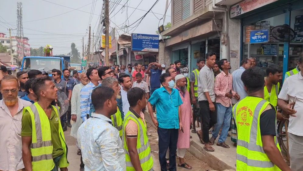 লক্ষ্মীপুর শহর ফুটপাত দখলমুক্ত করতে অভিযান