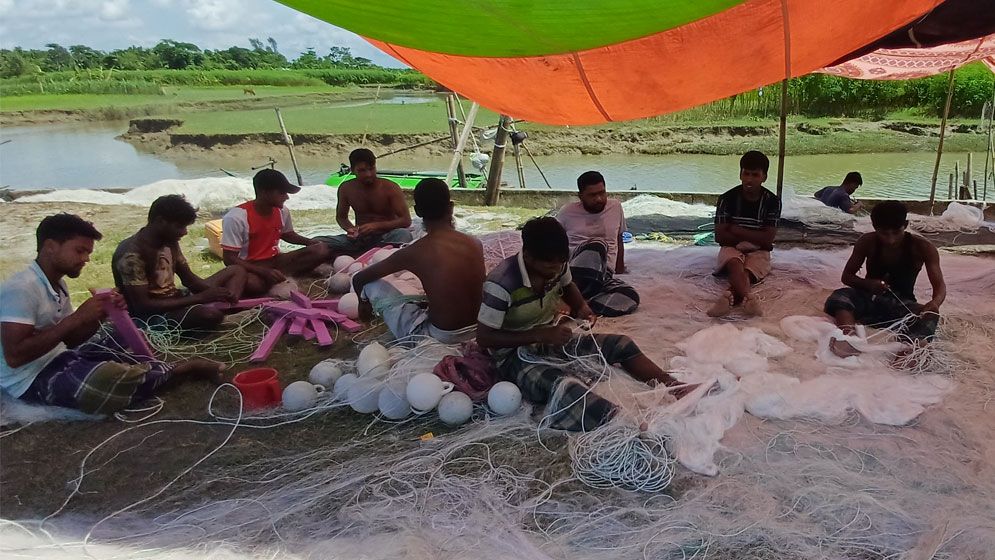 নৌকা মেরামত-জাল বুনে সময় পার করছেন জেলেরা