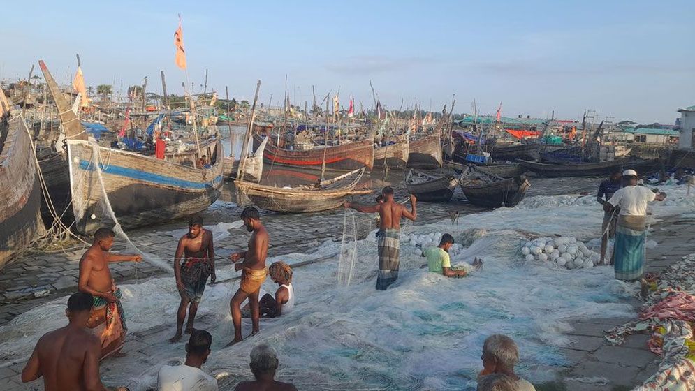 নৌকা মেরামত-জাল বুনে সময় পার করছেন জেলেরা