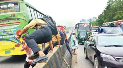 ঢাকার সড়কে ফিরছে না শৃঙ্খলা