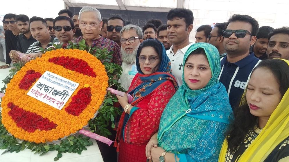 ১৬ বছর পরে দেশে ফিরে জিয়াউর রহমানের কবর জিয়ারত করলেন মন্টু