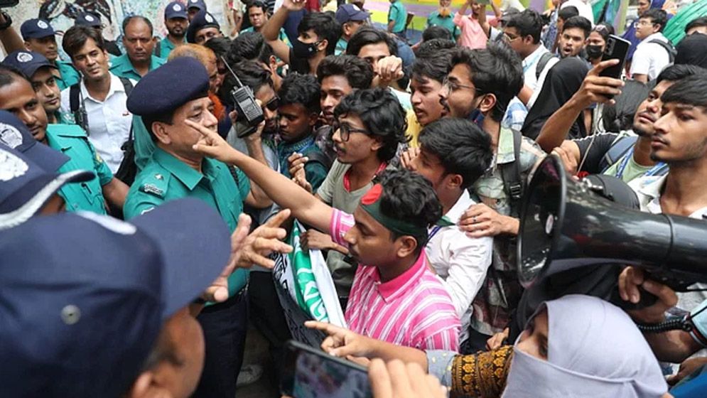 ঢাকা বোর্ড ঘেরাও করে শিক্ষার্থীদের বিক্ষোভ, কয়েকজন আহত