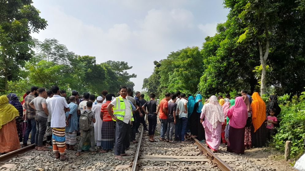 রেললাইনে মিলল গৃহবধূর লাশ