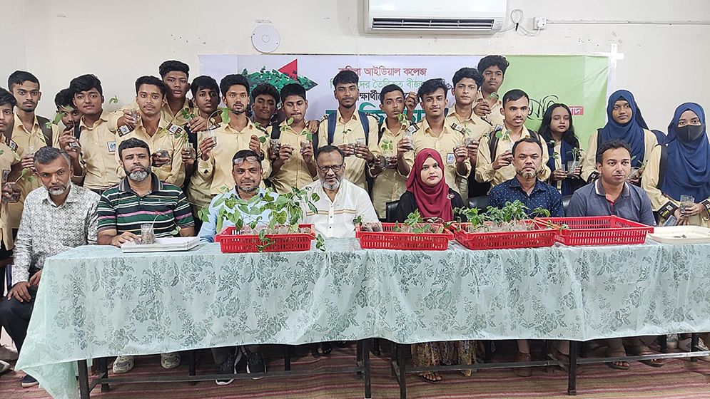 কুমিল্লায় শিক্ষার্থীদের মাঝে শীতকালীন সবজির চারা বিতরণ