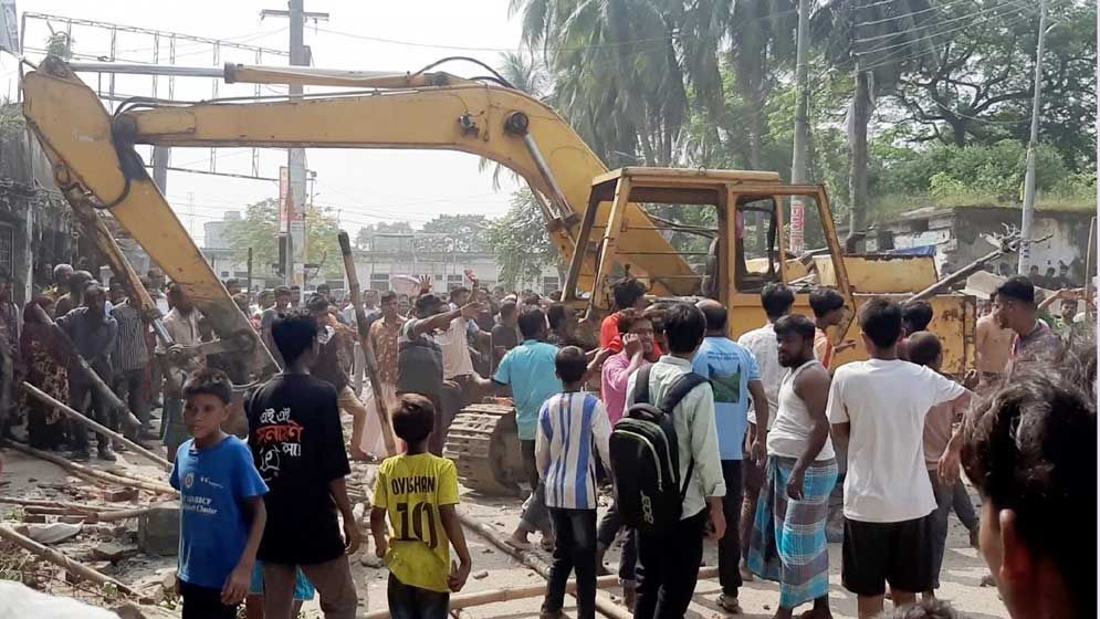 অবৈধ স্থাপনা উচ্ছেদ করতে গিয়ে ধাওয়া খেল রেলওয়ের কর্মকর্তারা