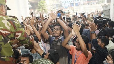 কর্মকর্তাদের অবরুদ্ধ করল ফেল করা এইচএসসি পরীক্ষার্থীরা