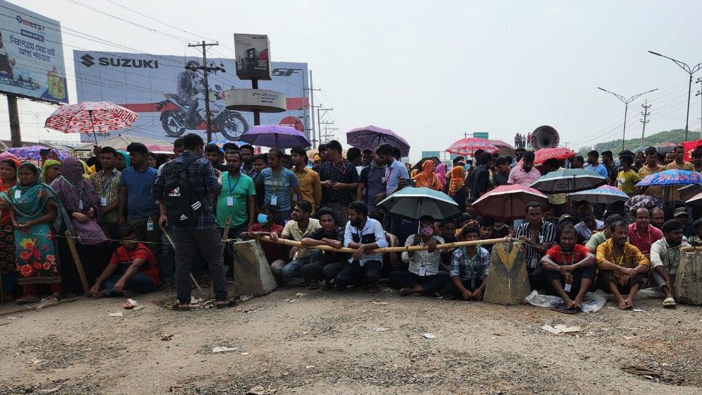 আশুলিয়ায় আজও পোশাক শ্রমিকদের মহাসড়ক অবরোধ, যানজট