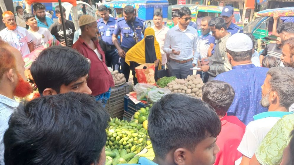 চাঁদপুরে তিন ব্যবসায়ীকে জরিমানা