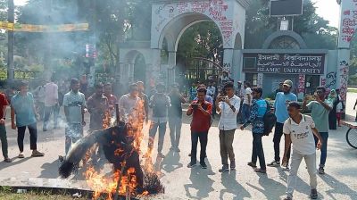 সেই শিক্ষকের কুশপুত্তলিকায় শিক্ষার্থীদের থুতু-জুতা নিক্ষেপ