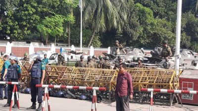 বঙ্গভবন ঘিরে নিরাপত্তা জোরদার, প্রস্তুত সেনাবাহিনীর এপিসি