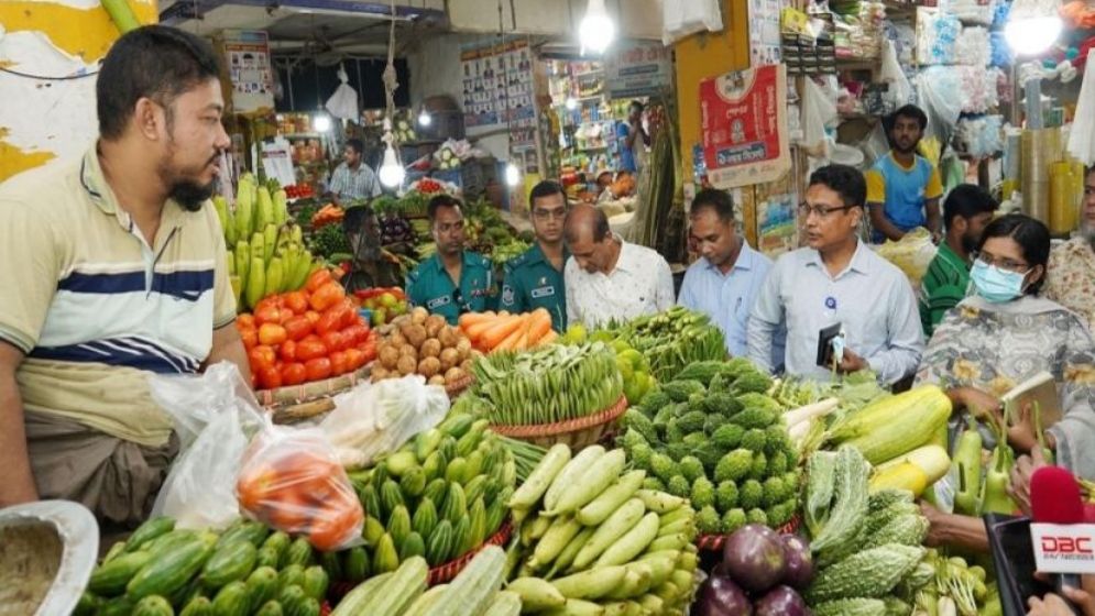 বাজার নিয়ন্ত্রণে আইনের বাস্তবায়ন কোথায়?