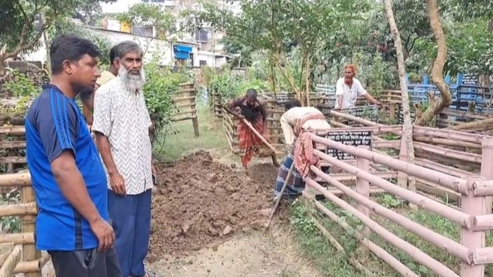 ফরিদপুরে কবর থেকে তোলা হলো সামচু মোল্লার লাশ