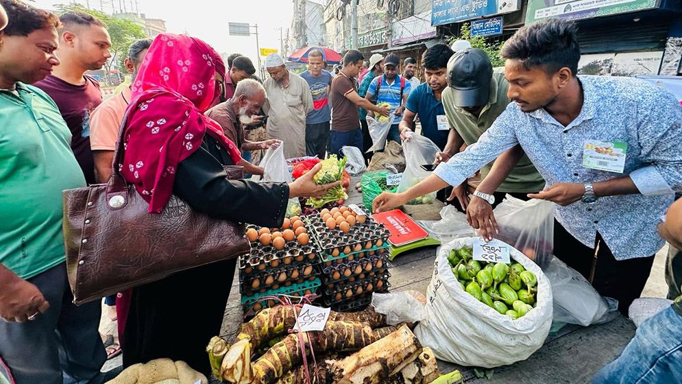 ব্যবসায়ীদের সিন্ডিকেট ভাঙতে নাটোরে শিক্ষার্থীদের ‘জনতার বাজার’