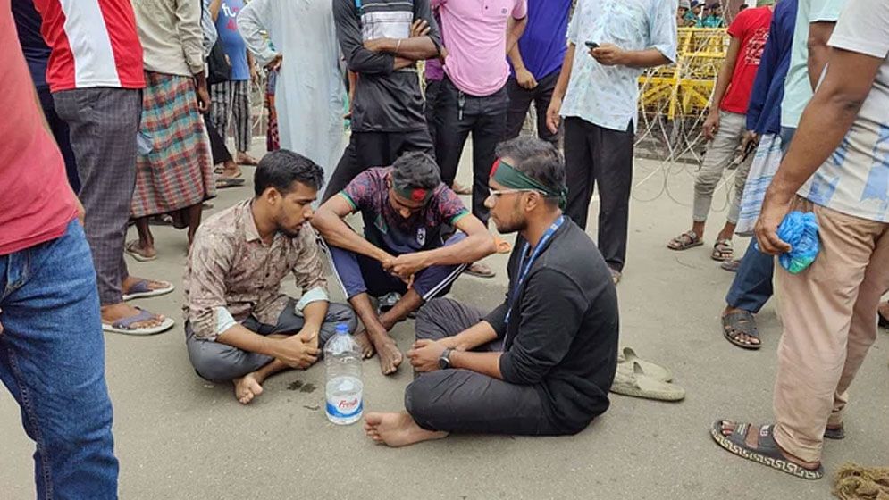 রাষ্ট্রপতির পদত্যাগের দাবিতে বঙ্গভবনের সামনে ৩ জনের অবস্থান