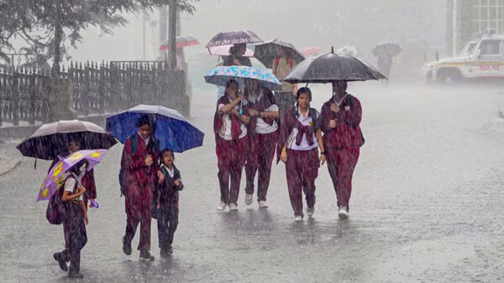 ঘূর্ণিঝড় ডানা: পশ্চিমবঙ্গের ৯ জেলায় স্কুল বন্ধ ঘোষণা