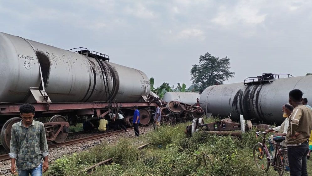 লাইনচ্যুত বগি অপসারণ, ১১ ঘণ্টা পর ট্রেন চলাচল স্বাভাবিক