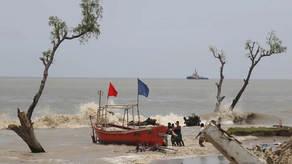 প্রবল ঘূর্ণিঝড়ে রূপ নিয়েছে ‘দানা’, বন্দরে সতর্কতা জারি