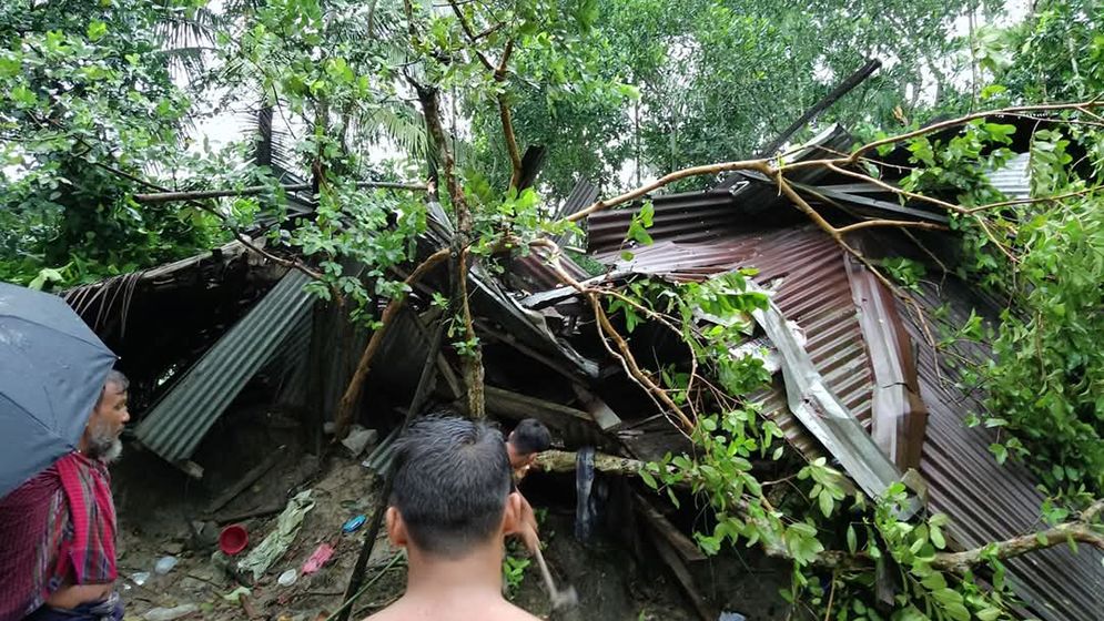 ঘূর্ণিঝড় দানা: মির্জাগঞ্জে ৭ ঘর বিধ্বস্ত, আহত ৩