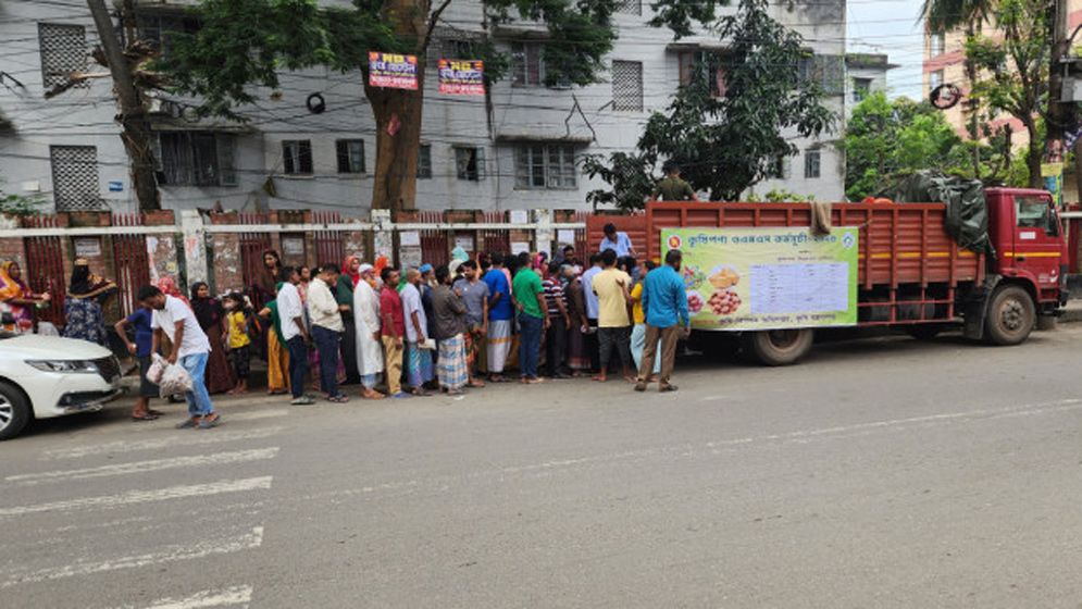 এবার সুলভ মূল্যে ট্রাকে করে সবজি-খাদ্যসামগ্রী বিক্রি শুরু