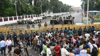 বঙ্গভবনের সামনে বিচ্ছিন্ন বিক্ষোভ নিরাপত্তা জোরদার