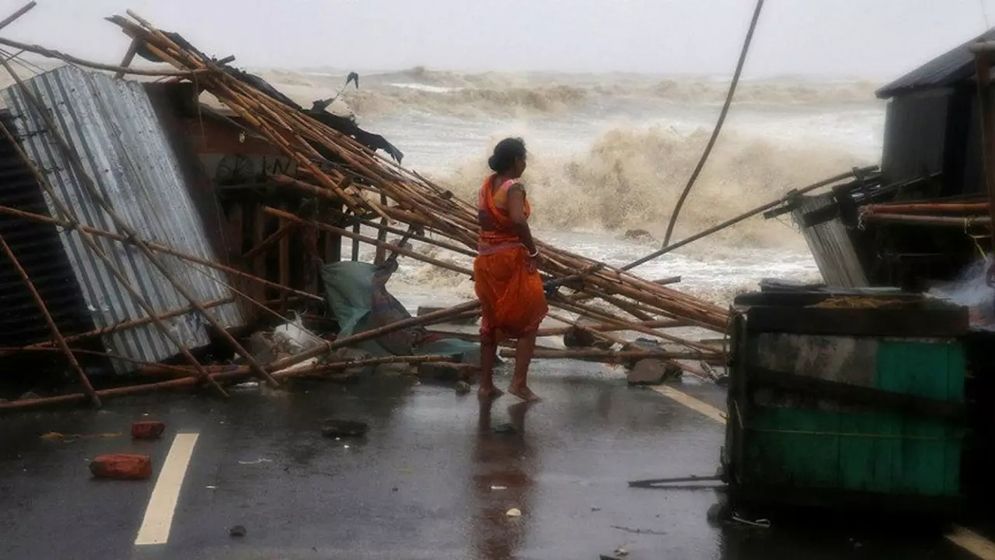 উপকূলে আঘাত হানল ঘূর্ণিঝড় ‘দানা’