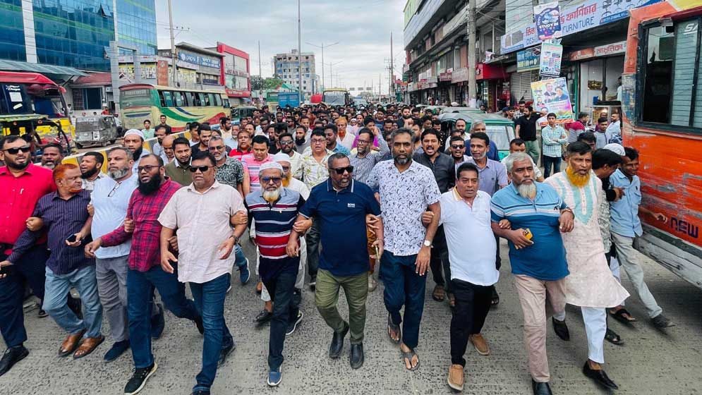 ছাত্রলীগকে নিষিদ্ধ করায় ডেমরায় বিএনপির মিষ্টি বিতরণ