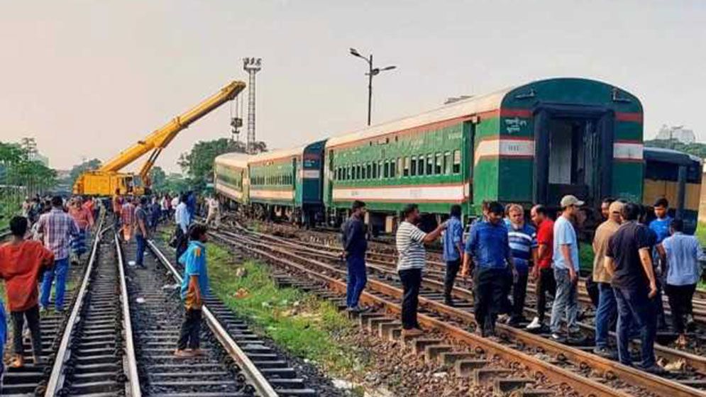 কমলাপুরে ‘পঞ্চগড় এক্সপ্রেস’ লাইনচ্যুত, ৮ ঘণ্টা পর চলাচল শুরু