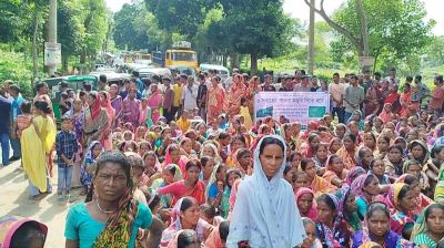 চুনারুঘাটে চা শ্রমিকদের সড়ক অবরোধ