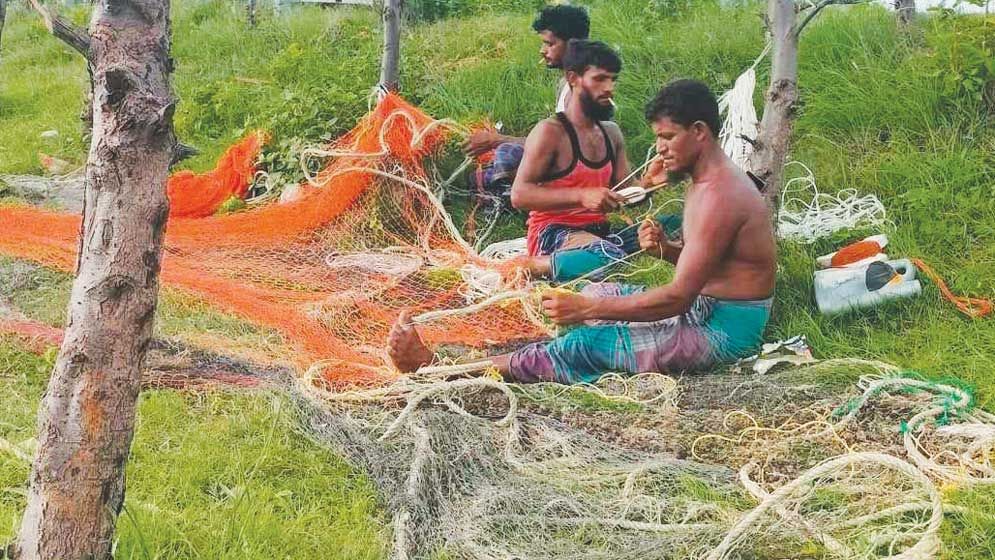 সমুদ্রে মাছধরা বন্ধ, উপকূলীয় ৩ হাজার জেলের দুর্দিন