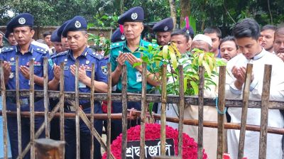 শহিদ আবু সাঈদের কবর জিয়ারত করলেন আইজিপি