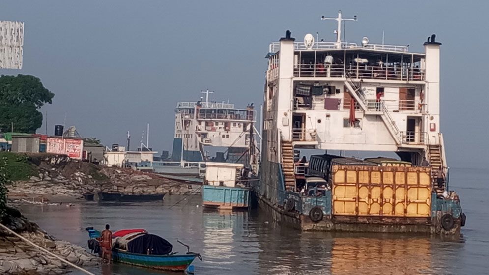 ঘন কুয়াশায় ফেরি চলাচল বন্ধ, দেড় ঘণ্টা পরে চালু