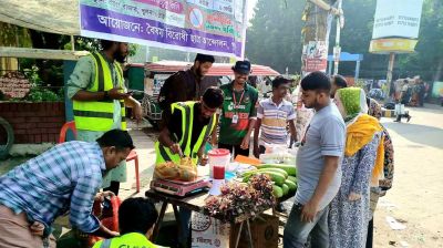 কেনা দামেই নিত্যপণ্য বিক্রি করছেন শিক্ষার্থীরা