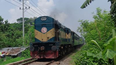 অটোরিকশার সঙ্গে সংঘর্ষে ট্রেন বিকল