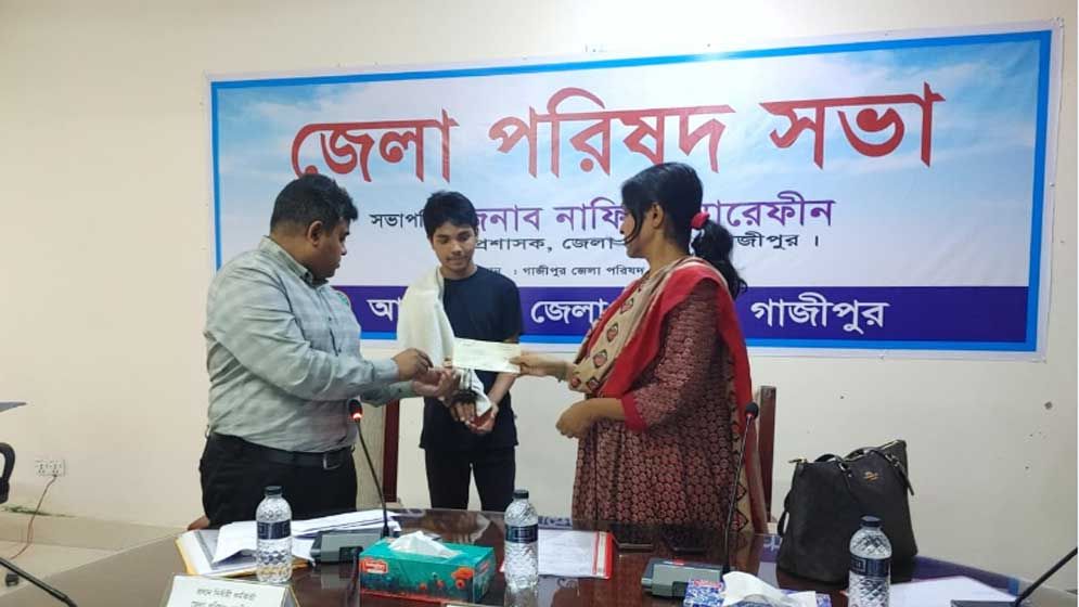 গাজীপুরে আন্দোলনে আহত ও অসচ্ছল ৪০ জনকে সহায়তা