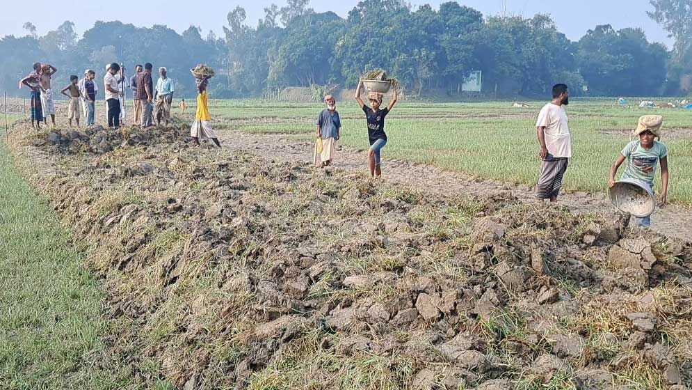 স্বেচ্ছাশ্রমে দেড় কিলোমিটার সড়ক নির্মাণ