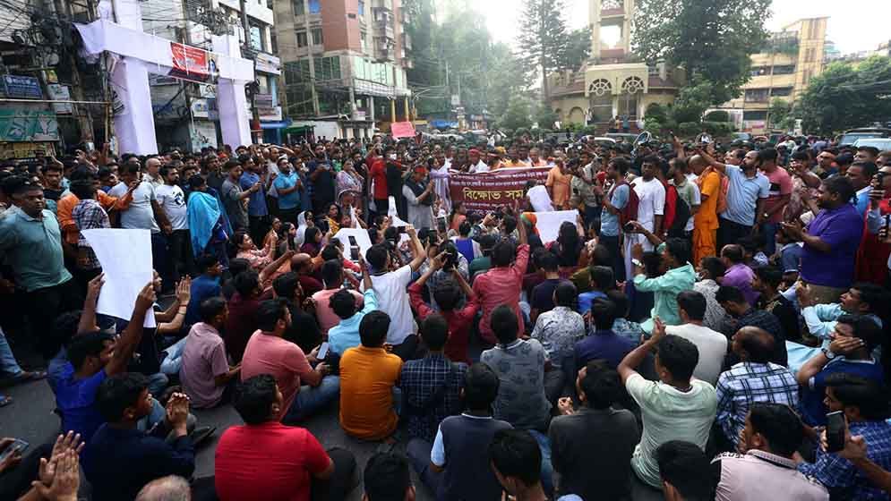 মামলার প্রতিবাদে চট্টগ্রামে সনাতনীদের বিক্ষোভ, বাধা দেওয়ার অভিযোগ