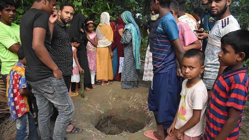 দুই ছাত্রকে কবরস্থানে নিয়ে এ কী করলেন মাদ্রাসা শিক্ষক!