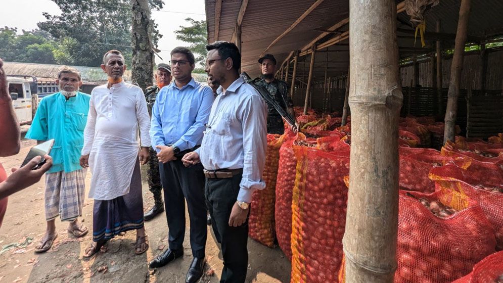 নগরকান্দায় পেঁয়াজের আড়তে অভিযান, একাধিক প্রতিষ্ঠানকে জরিমানা